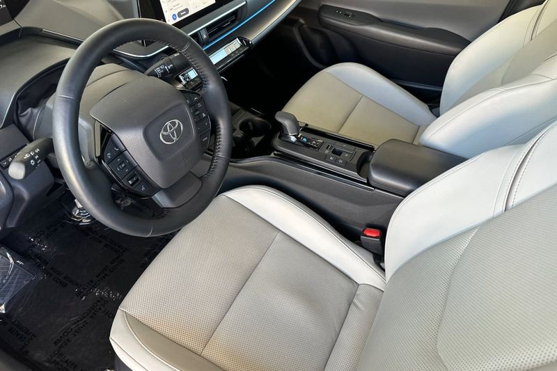 Toyota Prius Vehicle Full-screen Gallery Image 10