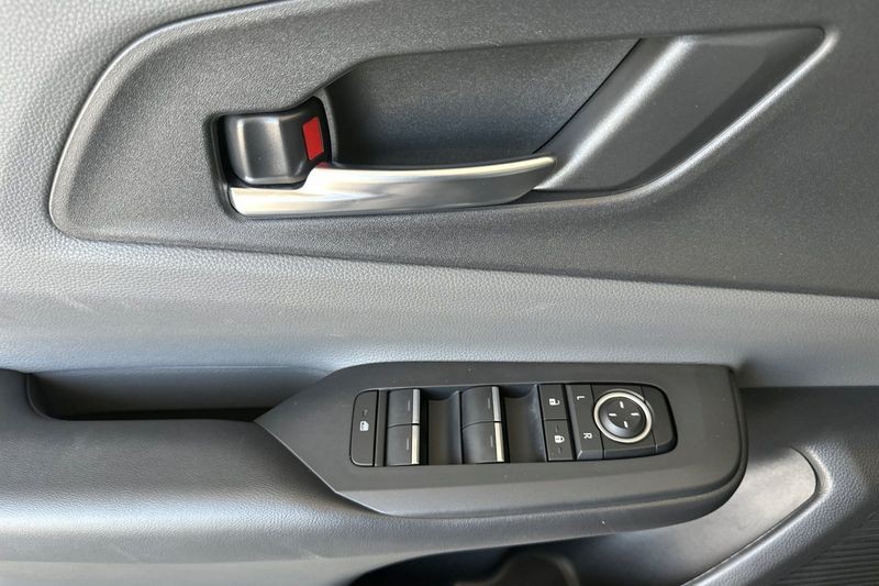 Toyota Prius Vehicle Full-screen Gallery Image 11