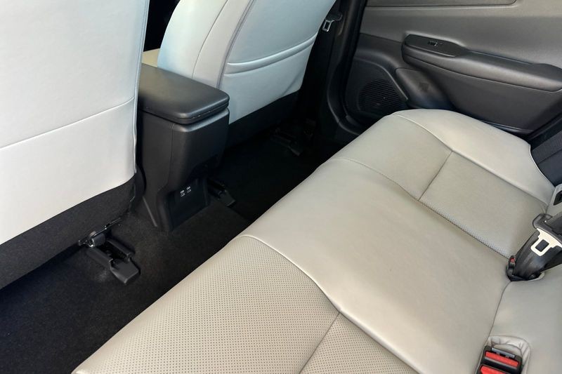 Toyota Prius Vehicle Full-screen Gallery Image 12