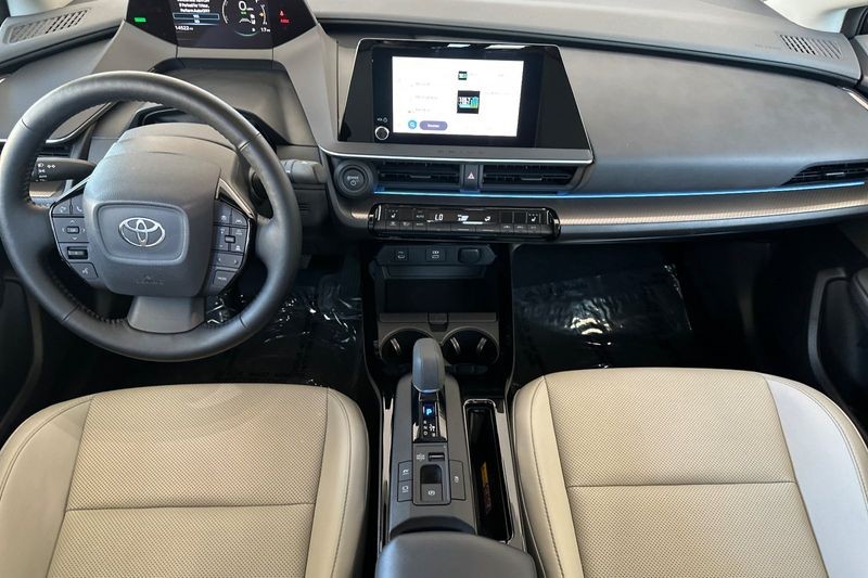 Toyota Prius Vehicle Full-screen Gallery Image 13