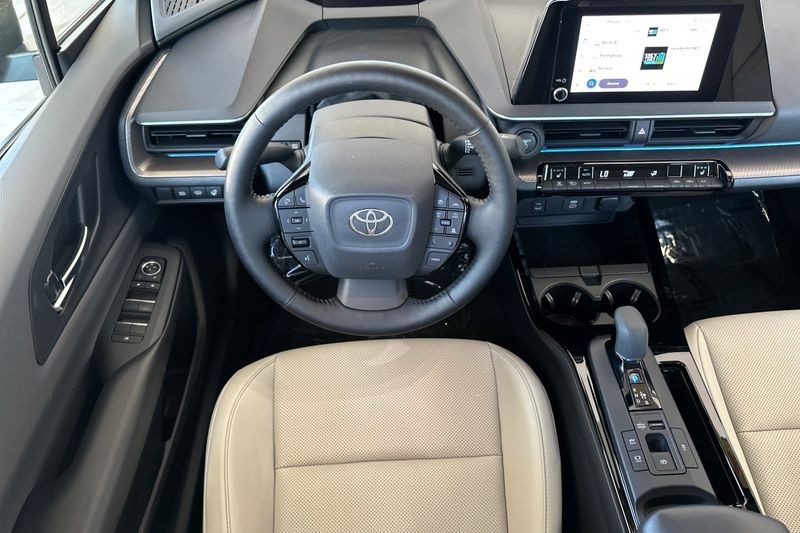 Toyota Prius Vehicle Full-screen Gallery Image 14