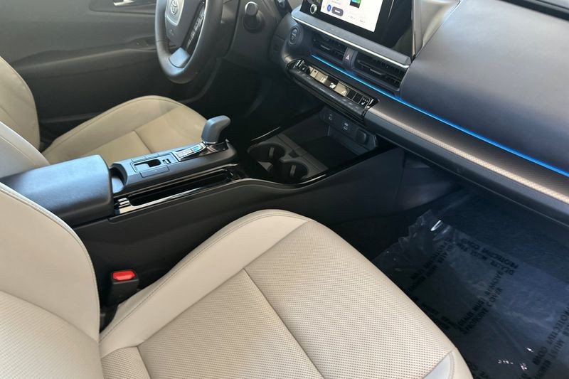 Toyota Prius Vehicle Full-screen Gallery Image 16