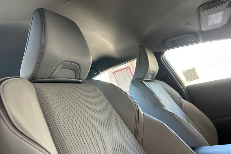 Toyota Prius Vehicle Full-screen Gallery Image 17