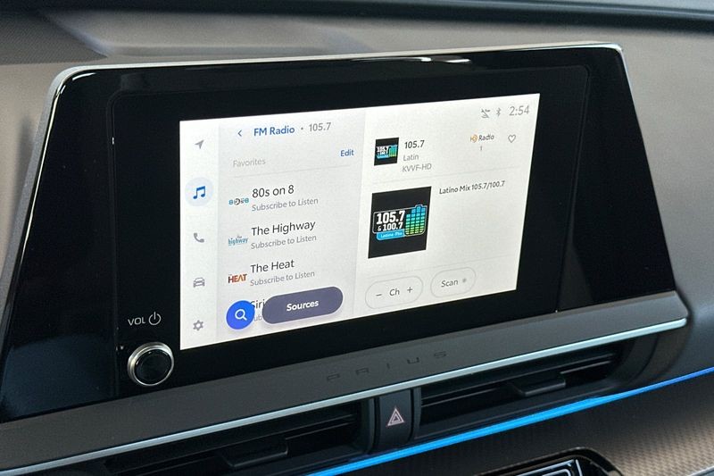 Toyota Prius Vehicle Full-screen Gallery Image 18