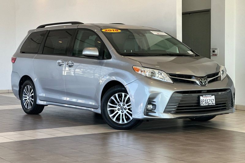 Toyota Sienna Vehicle Full-screen Gallery Image 02
