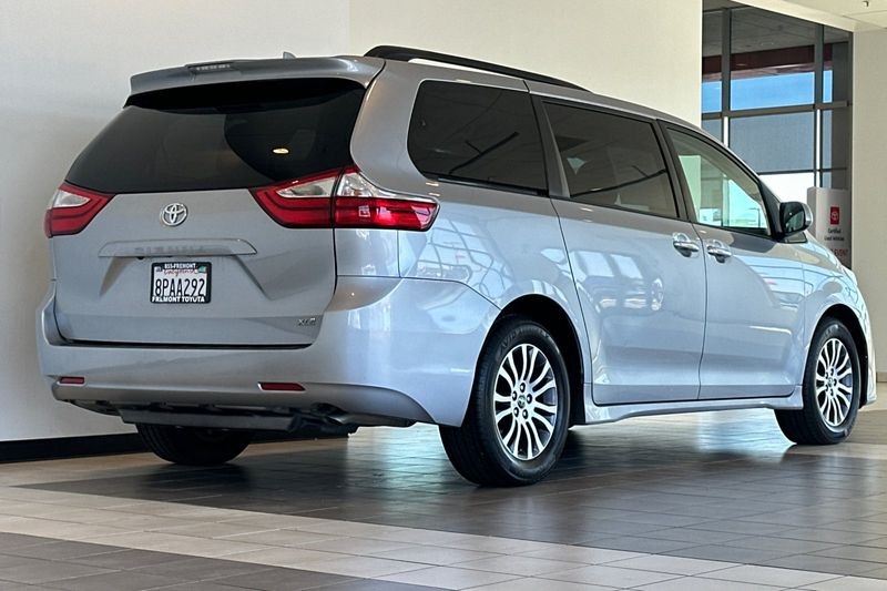 Toyota Sienna Vehicle Full-screen Gallery Image 03
