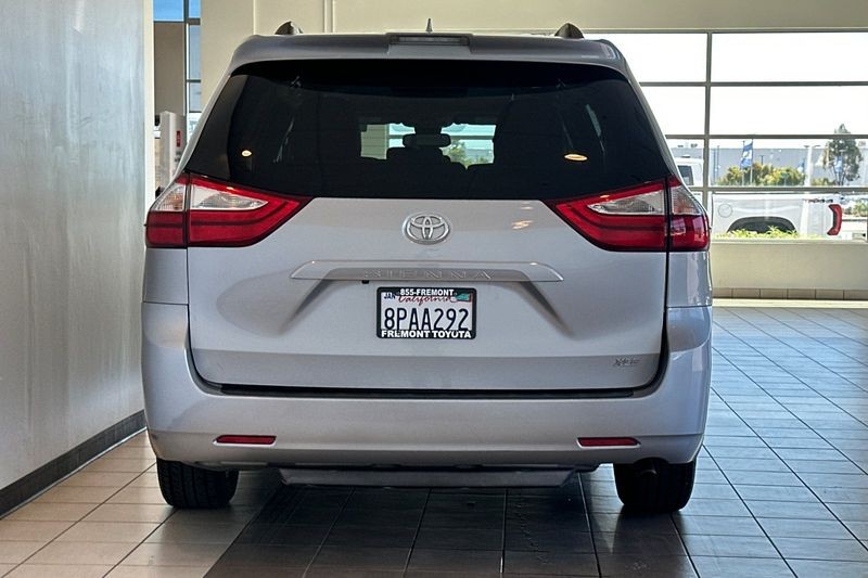 Toyota Sienna Vehicle Full-screen Gallery Image 04