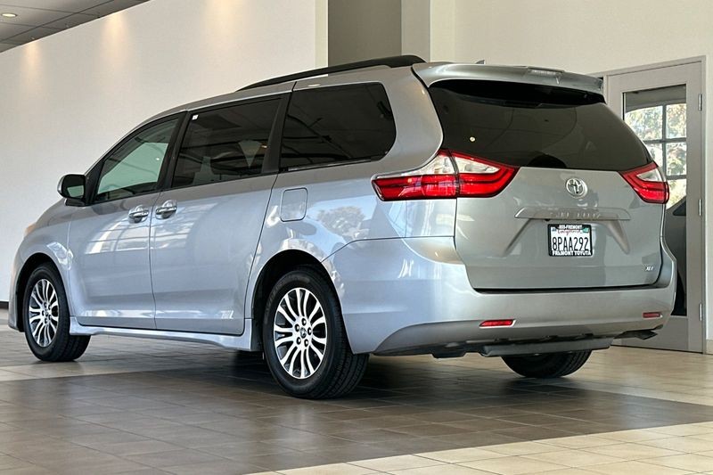 Toyota Sienna Vehicle Full-screen Gallery Image 05