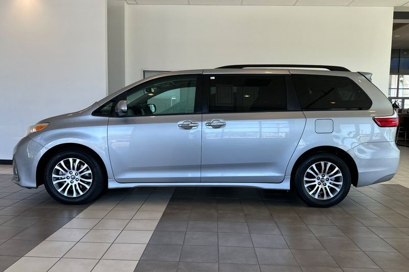 Toyota Sienna Vehicle Full-screen Gallery Image 06