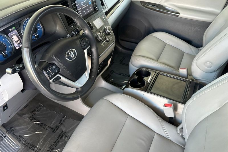 Toyota Sienna Vehicle Full-screen Gallery Image 09