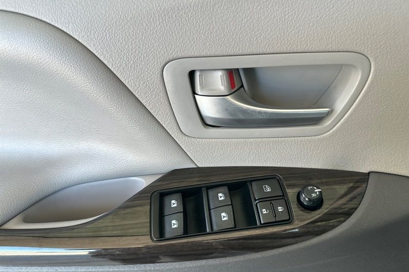 Toyota Sienna Vehicle Full-screen Gallery Image 10