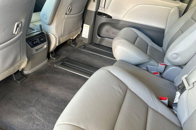Toyota Sienna Vehicle Full-screen Gallery Image 11