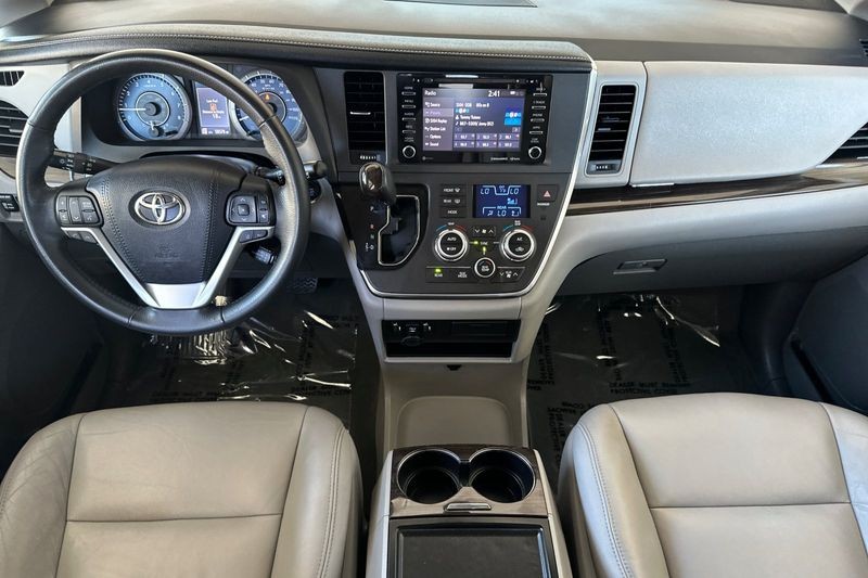 Toyota Sienna Vehicle Full-screen Gallery Image 12