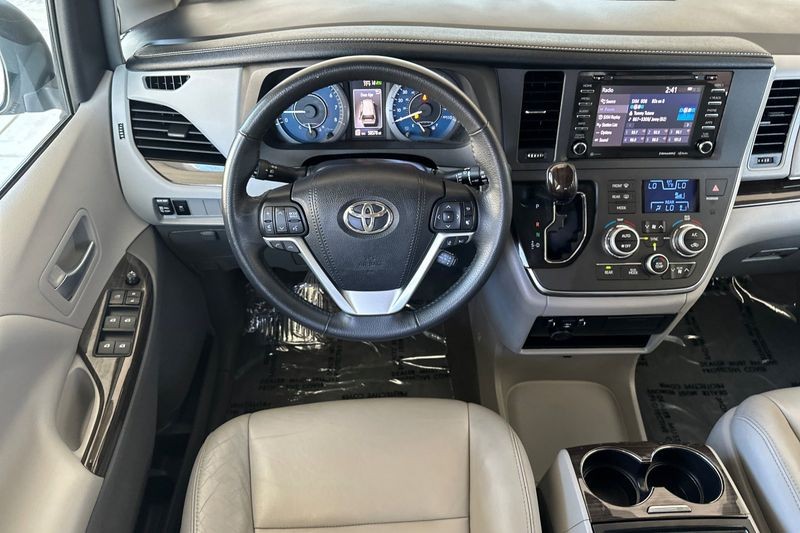 Toyota Sienna Vehicle Full-screen Gallery Image 13