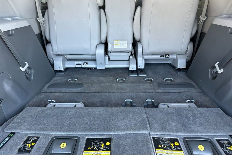 Toyota Sienna Vehicle Full-screen Gallery Image 15