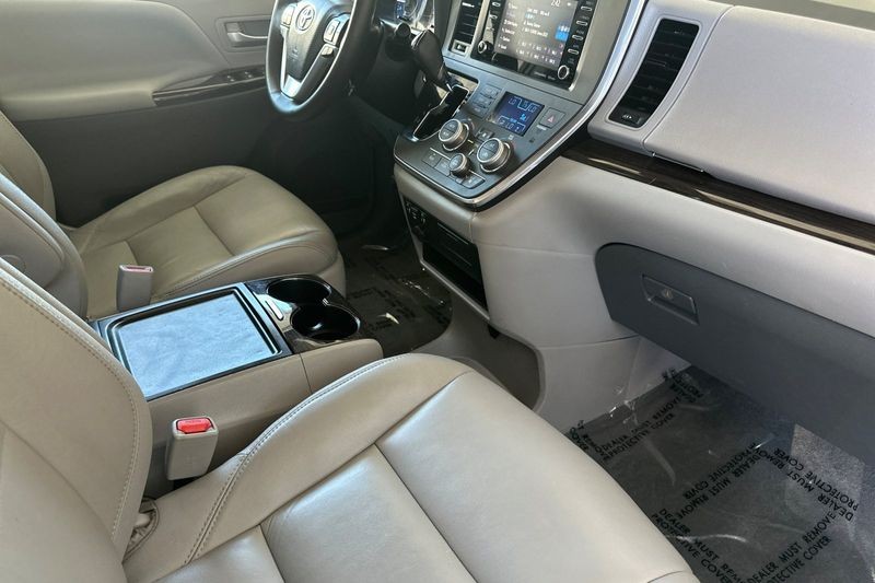 Toyota Sienna Vehicle Full-screen Gallery Image 16