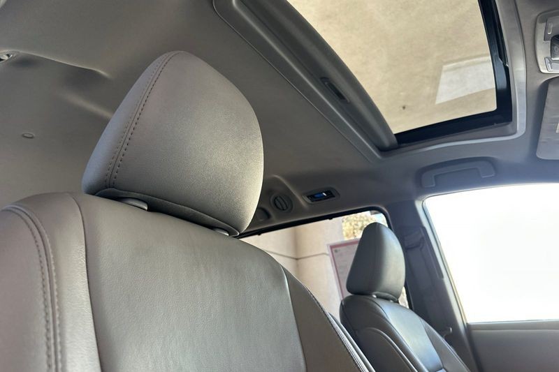 Toyota Sienna Vehicle Full-screen Gallery Image 17