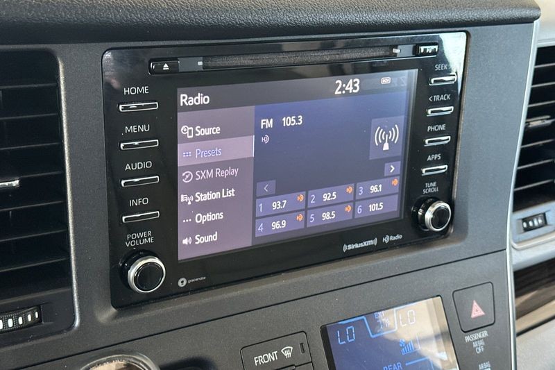 Toyota Sienna Vehicle Full-screen Gallery Image 18