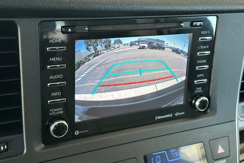 Toyota Sienna Vehicle Full-screen Gallery Image 19