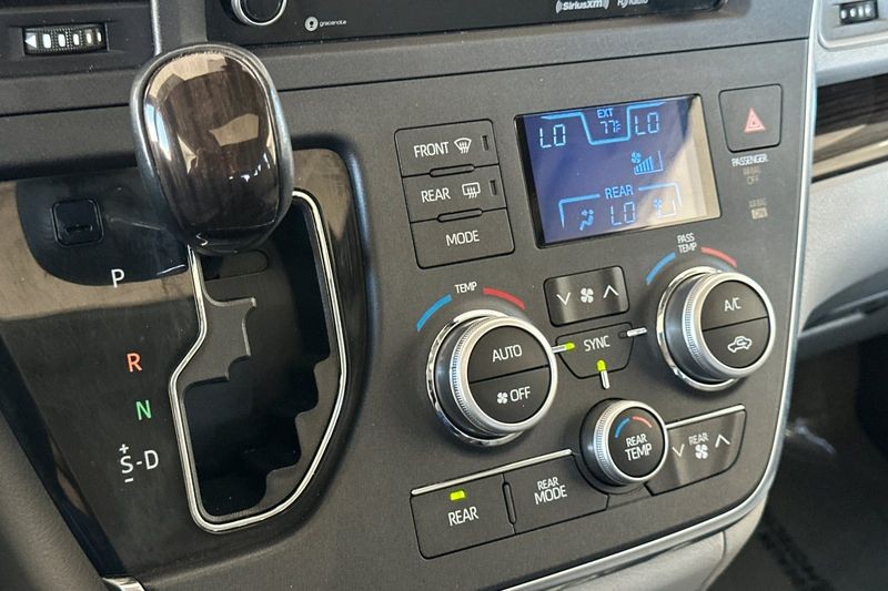 Toyota Sienna Vehicle Full-screen Gallery Image 20