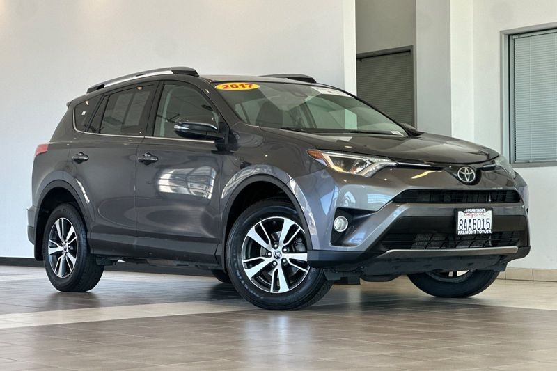 Toyota RAV4 Vehicle Full-screen Gallery Image 02
