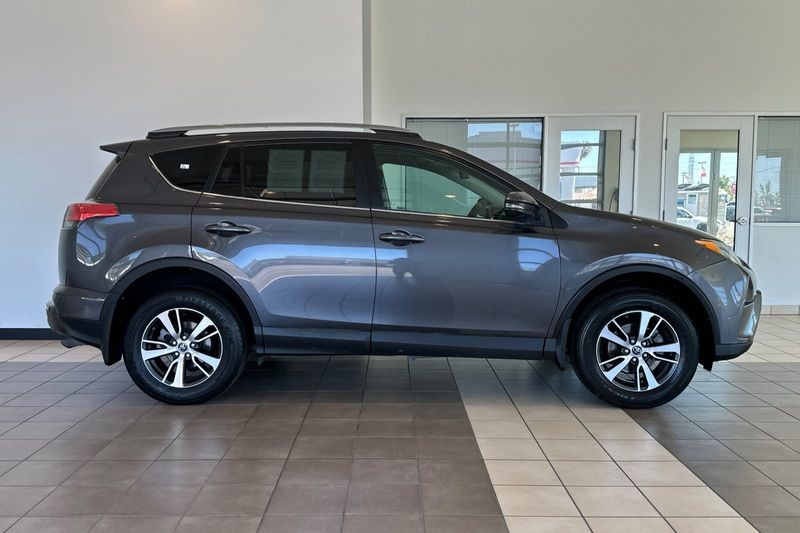 Toyota RAV4 Vehicle Full-screen Gallery Image 03
