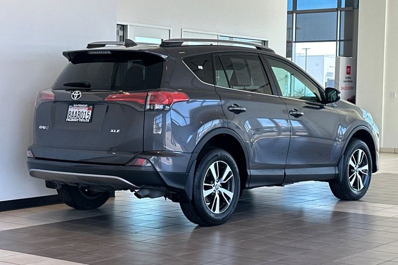 Toyota RAV4 Vehicle Full-screen Gallery Image 04