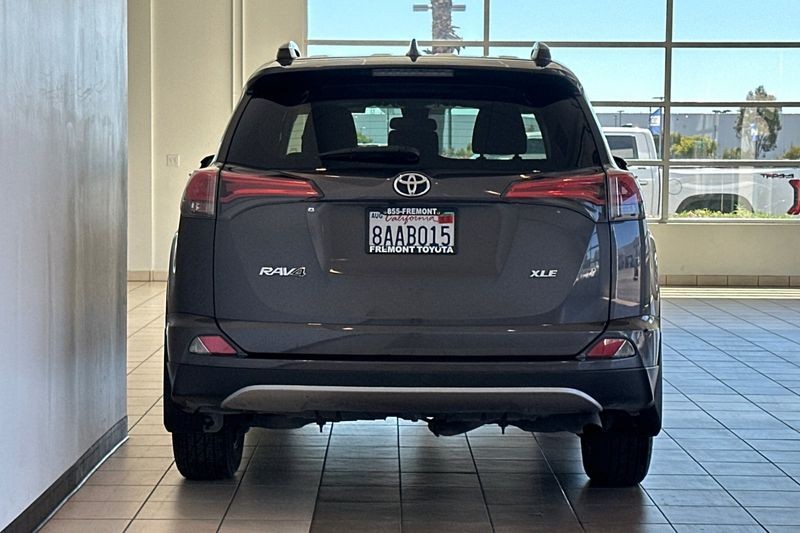 Toyota RAV4 Vehicle Full-screen Gallery Image 05