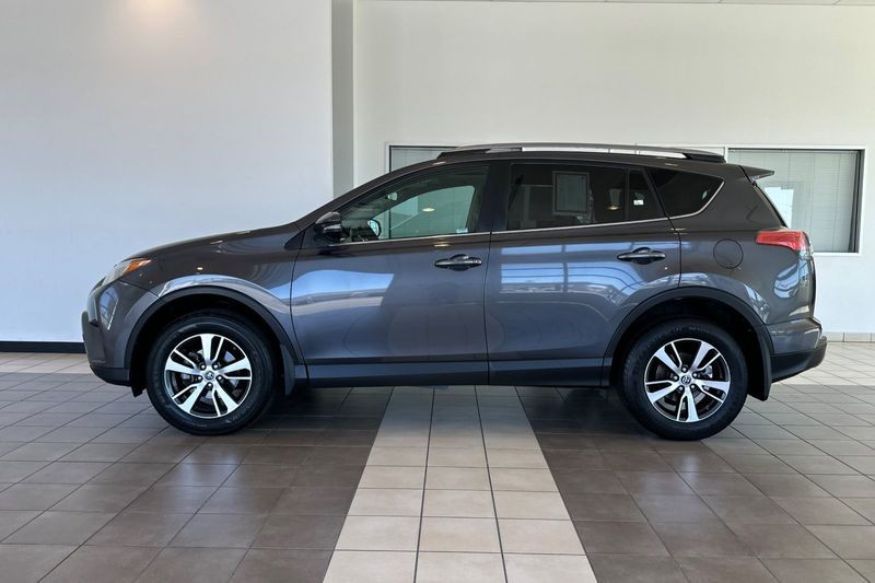 Toyota RAV4 Vehicle Full-screen Gallery Image 07