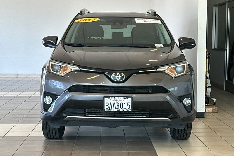 Toyota RAV4 Vehicle Full-screen Gallery Image 09