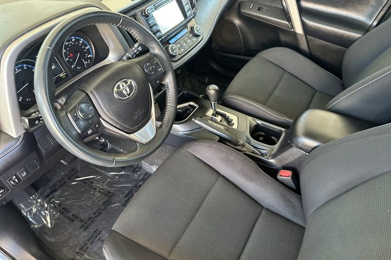 Toyota RAV4 Vehicle Full-screen Gallery Image 10