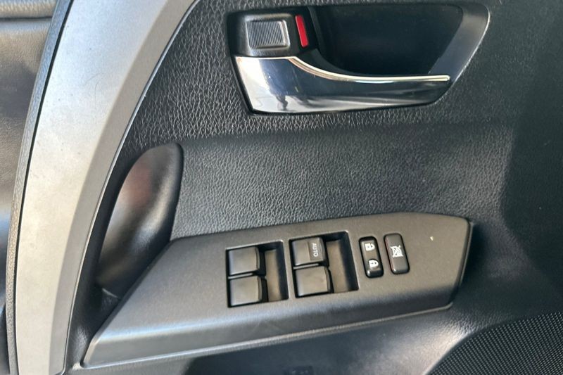 Toyota RAV4 Vehicle Full-screen Gallery Image 11