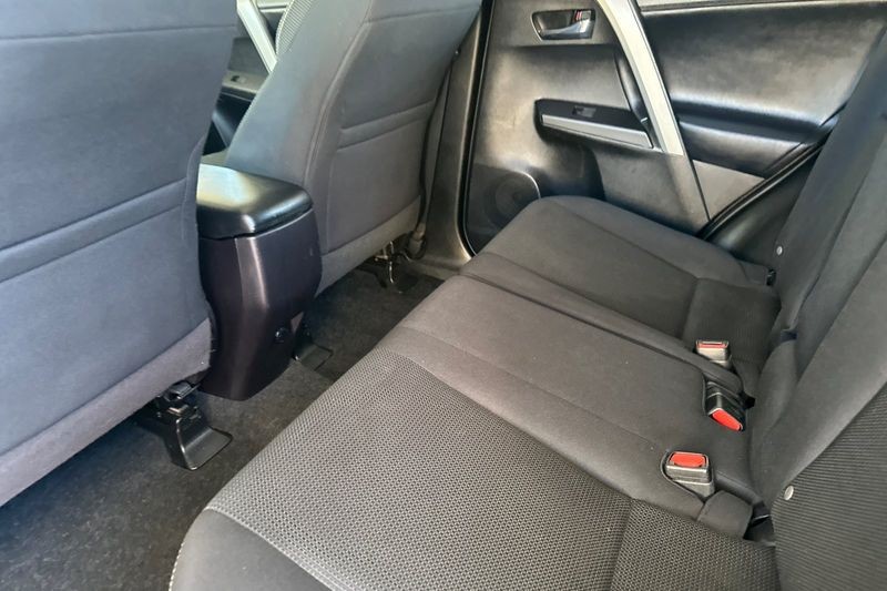 Toyota RAV4 Vehicle Full-screen Gallery Image 12