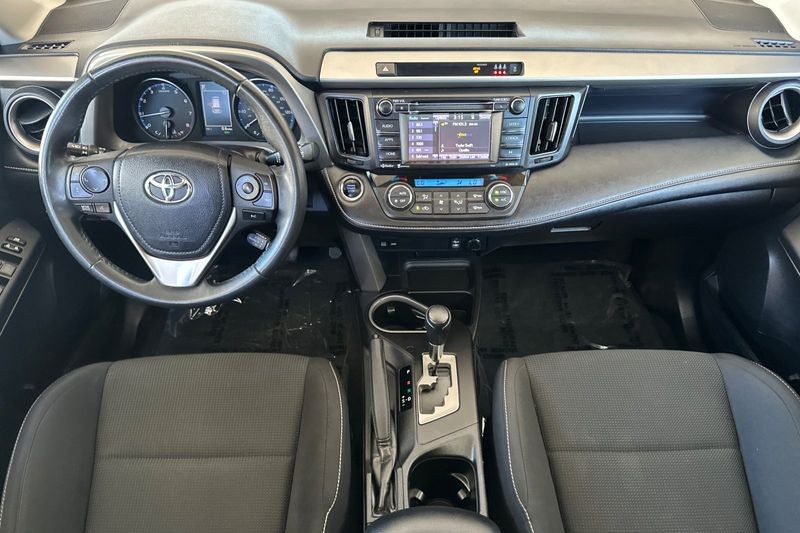 Toyota RAV4 Vehicle Full-screen Gallery Image 13