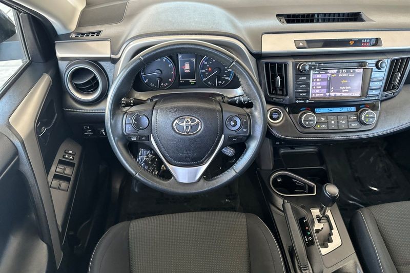 Toyota RAV4 Vehicle Full-screen Gallery Image 14