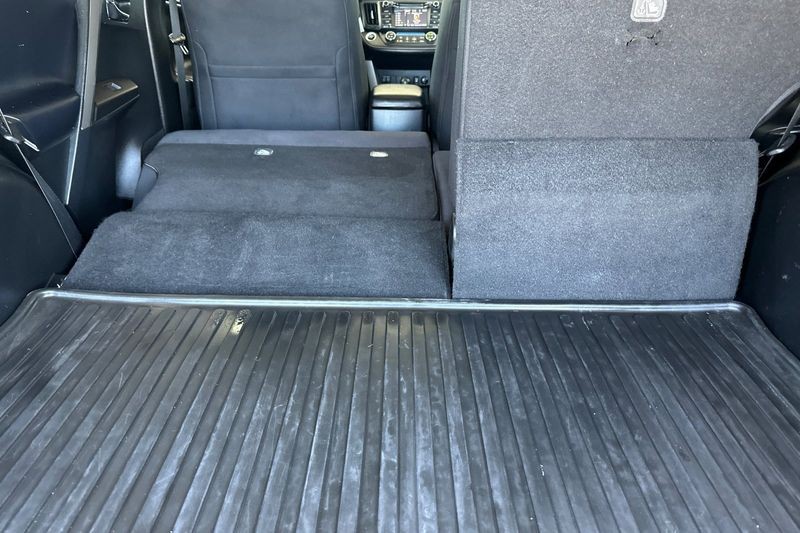 Toyota RAV4 Vehicle Full-screen Gallery Image 15