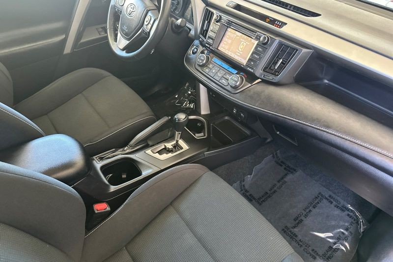 Toyota RAV4 Vehicle Full-screen Gallery Image 16