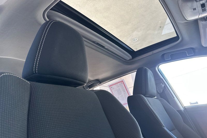 Toyota RAV4 Vehicle Full-screen Gallery Image 17