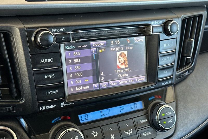 Toyota RAV4 Vehicle Full-screen Gallery Image 18