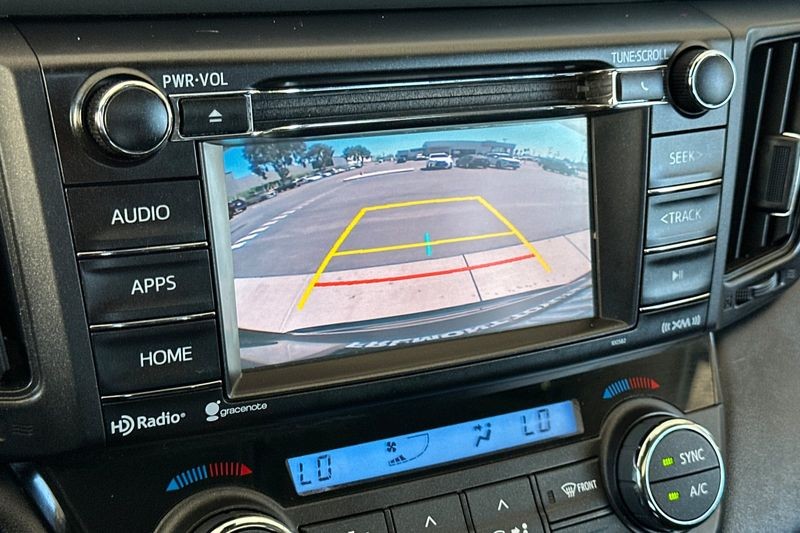 Toyota RAV4 Vehicle Full-screen Gallery Image 19