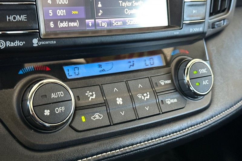 Toyota RAV4 Vehicle Full-screen Gallery Image 20