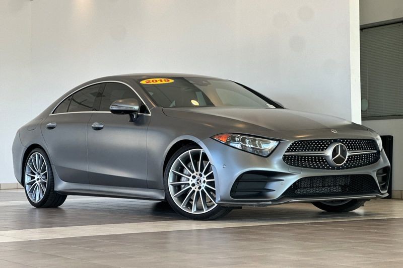 Mercedes-Benz CLS Vehicle Full-screen Gallery Image 02