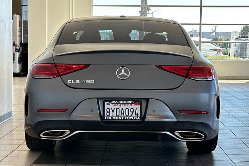 Mercedes-Benz CLS Vehicle Full-screen Gallery Image 05