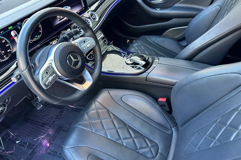 Mercedes-Benz CLS Vehicle Full-screen Gallery Image 10