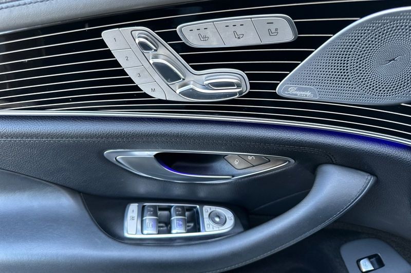 Mercedes-Benz CLS Vehicle Full-screen Gallery Image 11