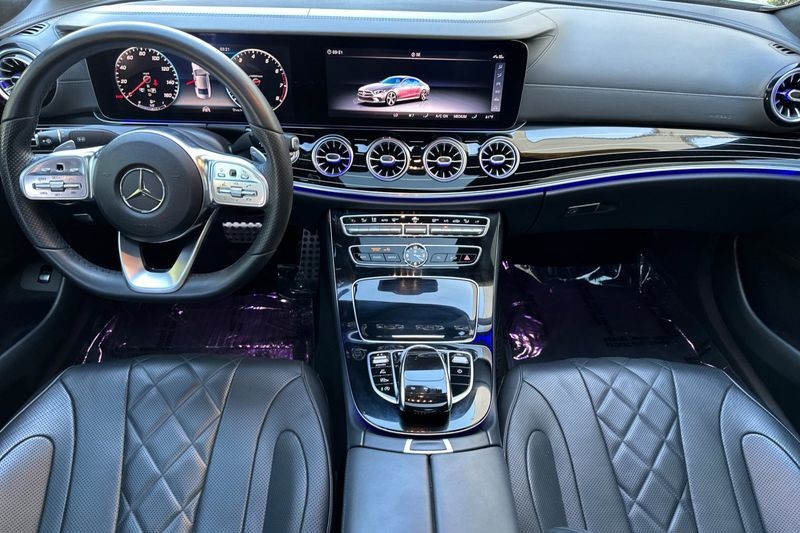 Mercedes-Benz CLS Vehicle Full-screen Gallery Image 13