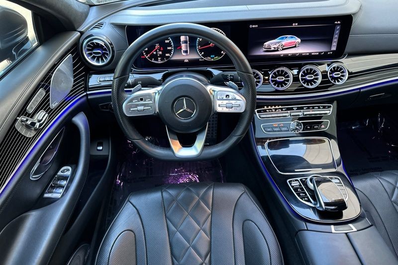 Mercedes-Benz CLS Vehicle Full-screen Gallery Image 14