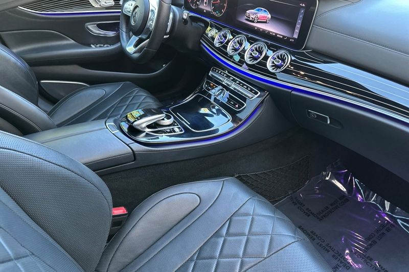 Mercedes-Benz CLS Vehicle Full-screen Gallery Image 15