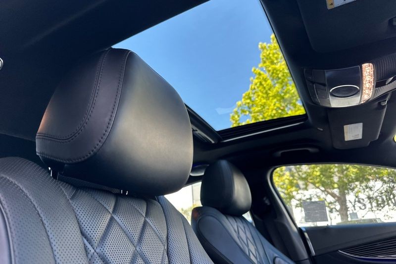 Mercedes-Benz CLS Vehicle Full-screen Gallery Image 16