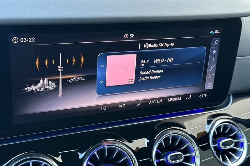 Mercedes-Benz CLS Vehicle Full-screen Gallery Image 17